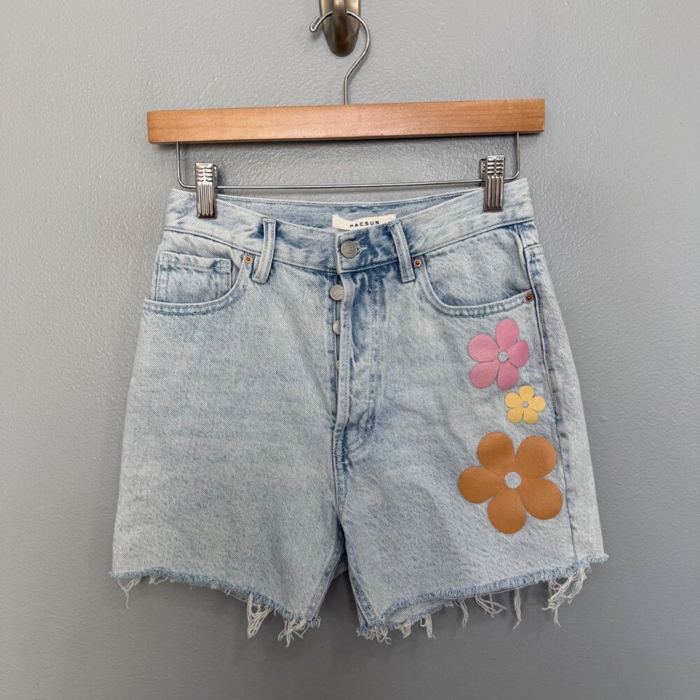 PACSUN 90s girlfriend denim shorts with daisies size 25